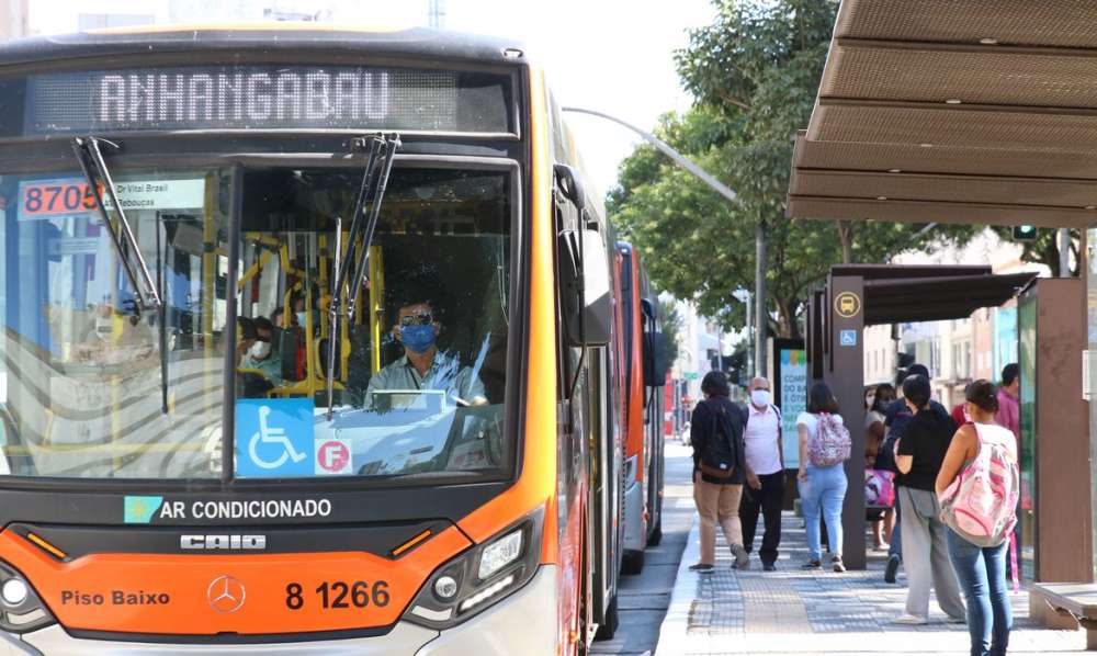 Homem é expulso de ônibus por filmar por baixo de vestido de adolescente