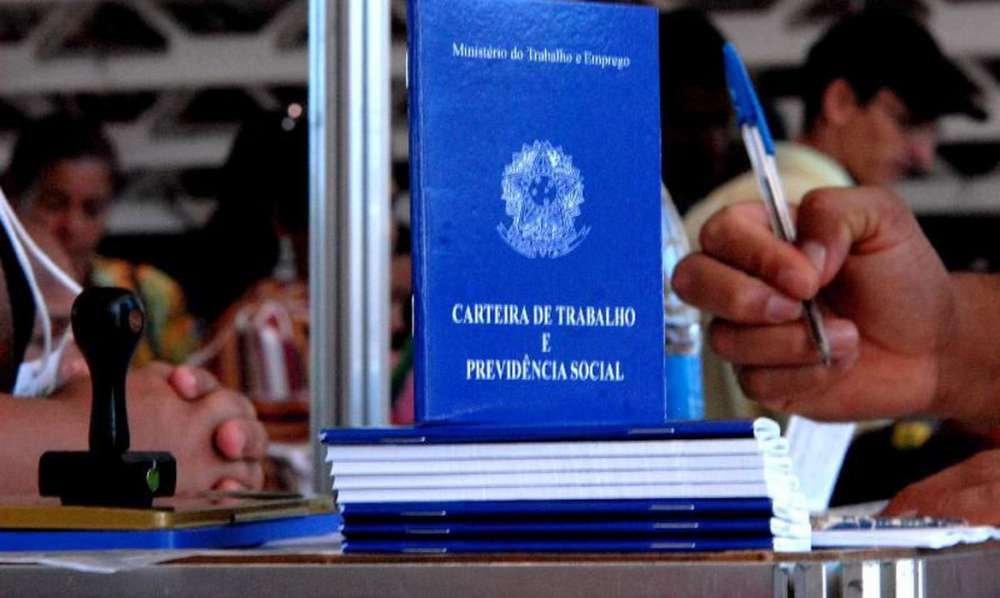 Criação de empregos com carteira assinada desacelera no país