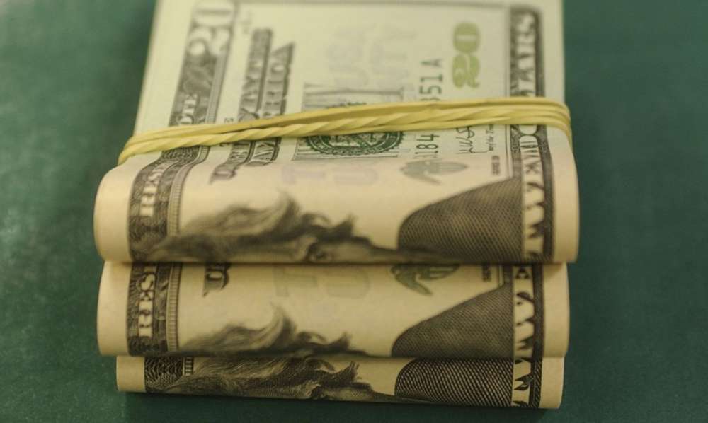 Dólar recua com exterior positivo antes de CPI dos Estados Unidos