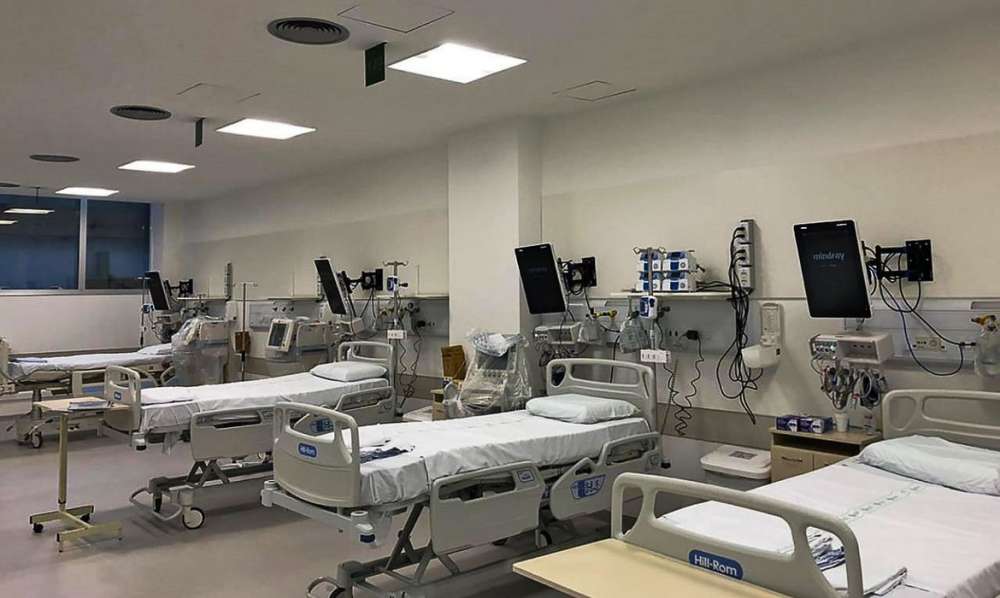 Hospital referência em Porto Alegre (RS) tem UTI lotada e fila por respiradores