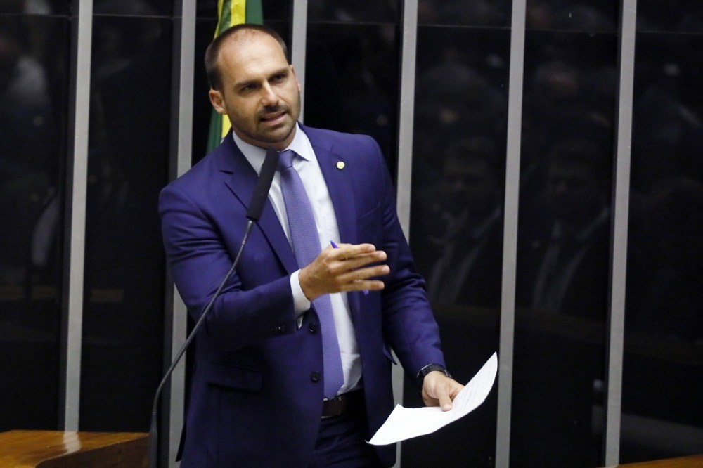 Deputados apresentam a Maia documento para tirar Eduardo da CRE