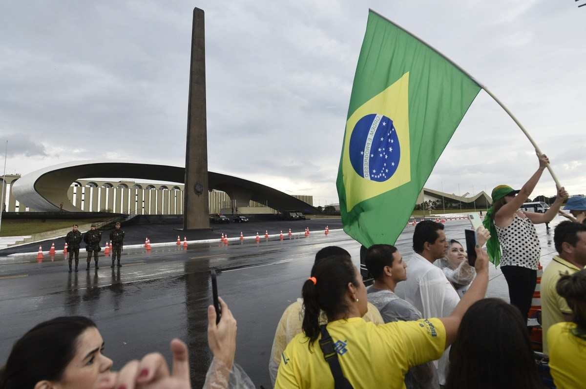 Manifestantes se organizam para passar a noite em frente ao QG do Exército