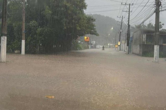 Casa desaba no litoral norte de São Paulo três crianças dentro