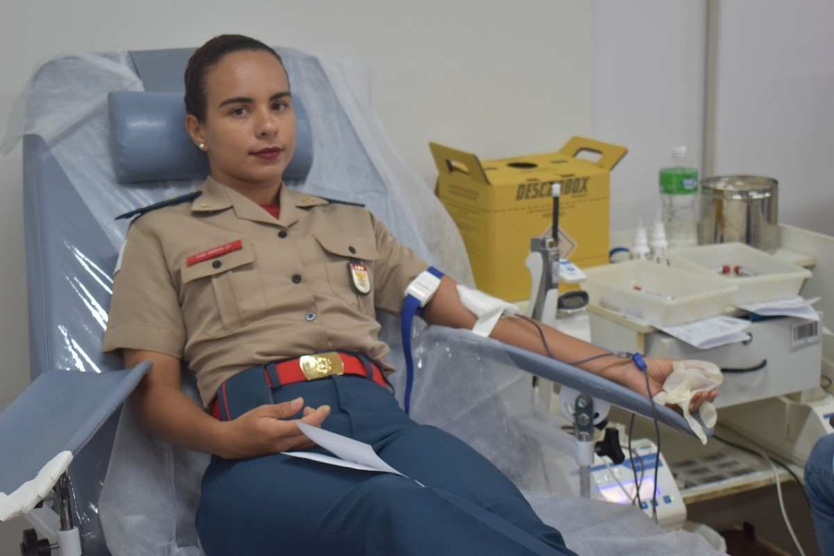 Alunos do curso de formação do Corpo de Bombeiros doam sangue no Hemocentro