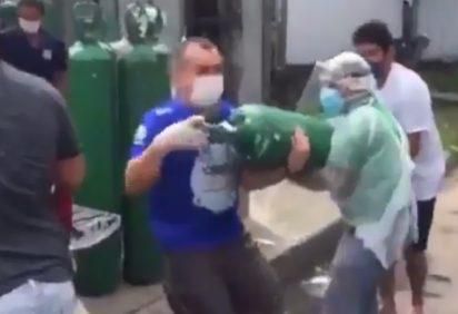 Vídeo mostra comoção com chegada de oxigênio em hospital de Manaus 