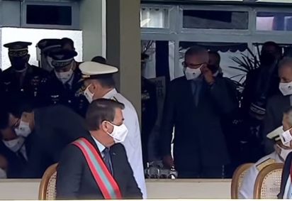 Vídeo: ministro Ramos se desequilibra e cai em evento da Marinha