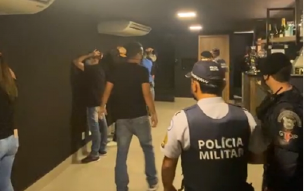 Vídeo: PMDF encerra festa com cerca de 100 jovens em bar de Taguatinga