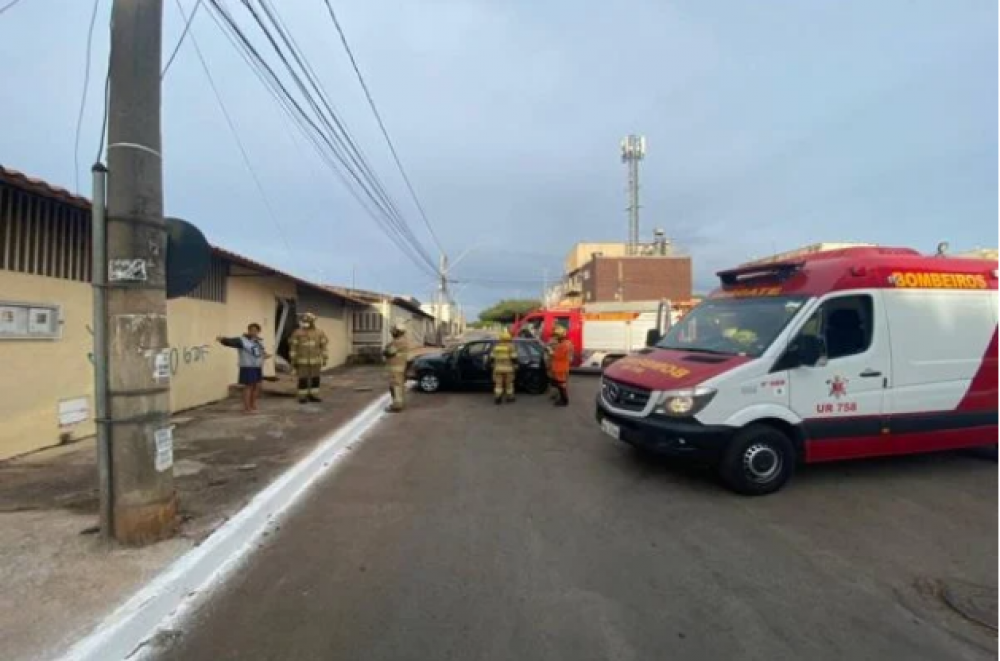 Jovem perde controle do carro e bate em muro de casa em Ceilândia 