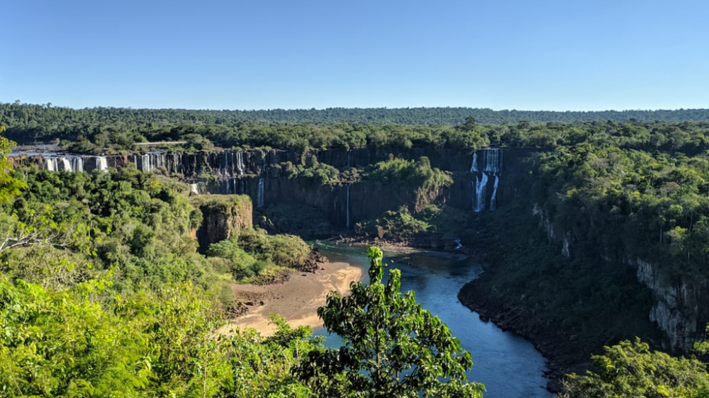 Com cataratas irreconhecíveis, rio Iguaçu está 'doente' e vê mata nativa minguar