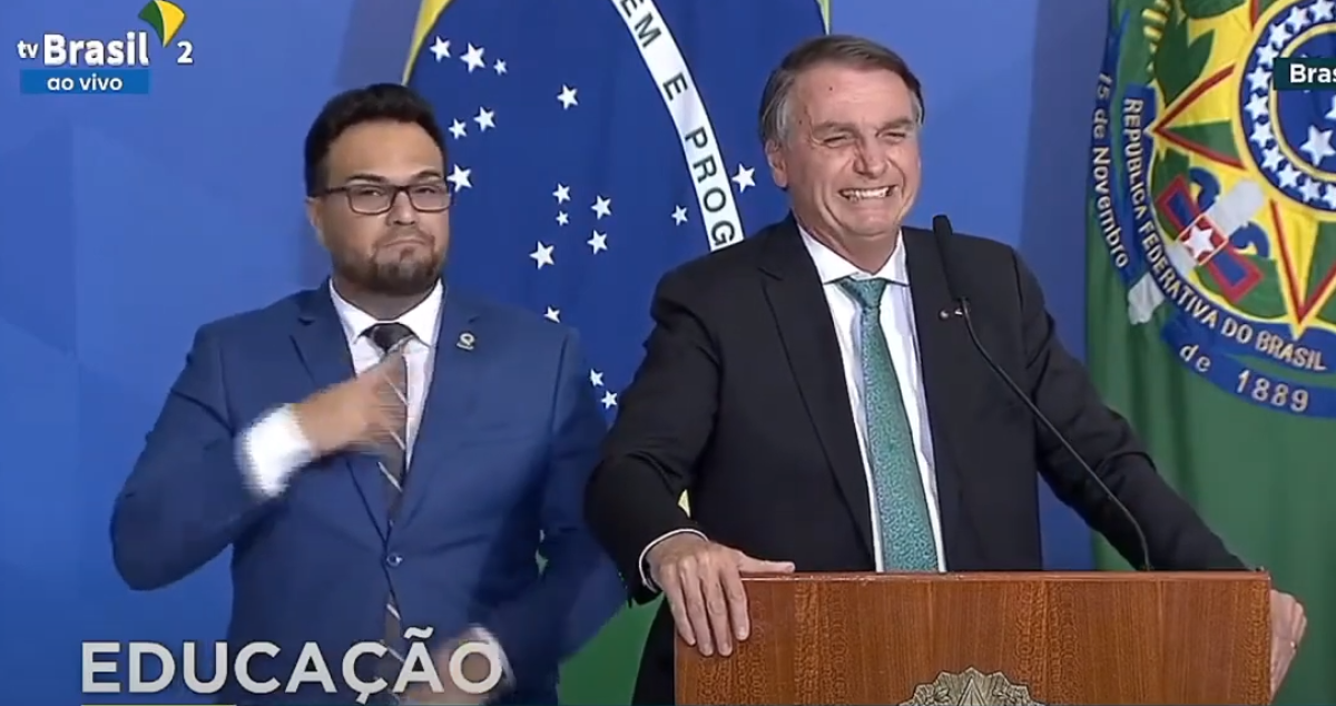 Bolsonaro faz piada de cunho sexual ao rebater crítica: 