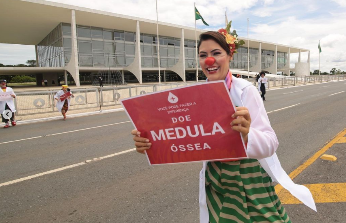 Primeira-dama se fantasia de palhaça em campanha por doação de medula