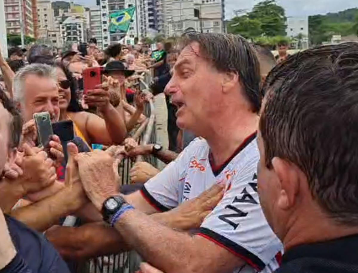 Em Praia Grande, Bolsonaro critica vacina para crianças: 