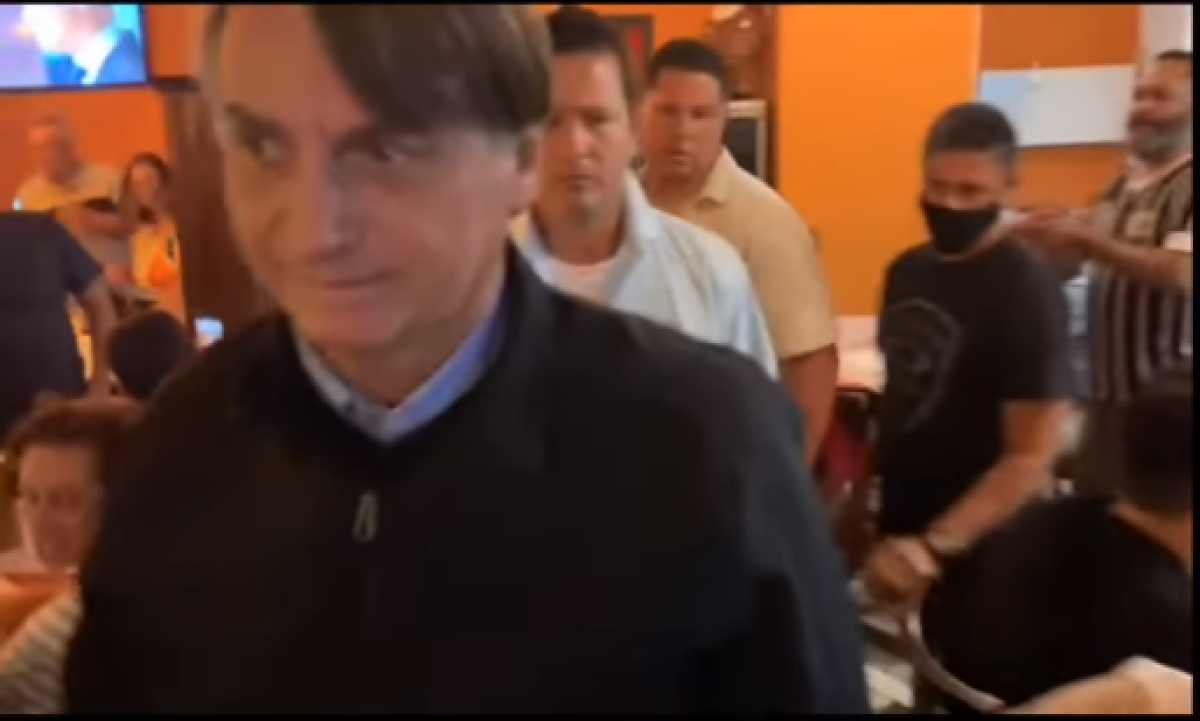 Bolsonaro participa de culto e vai à pizzaria no Guarujá