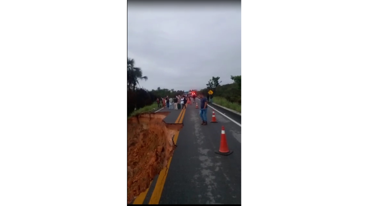 Cratera: GO-118, que liga Alto Paraíso a Cavalcante, é fechada para veículos