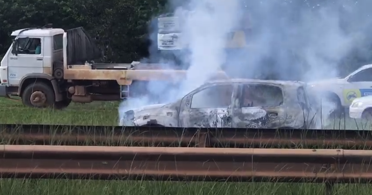 Carro pega fogo na via Estrutural em pleno horário de pico; veja vídeo