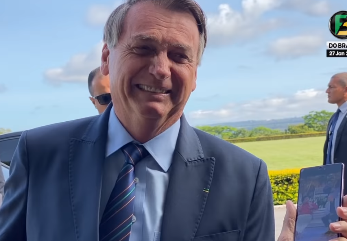 Bolsonaro mostra piada a apoiadores que associa conquista de mulher a caixa eletrônico