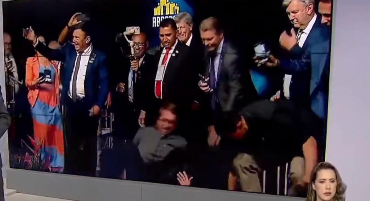 Bolsonaro escorrega ao deixar palco após discursar para vereadores em Brasília