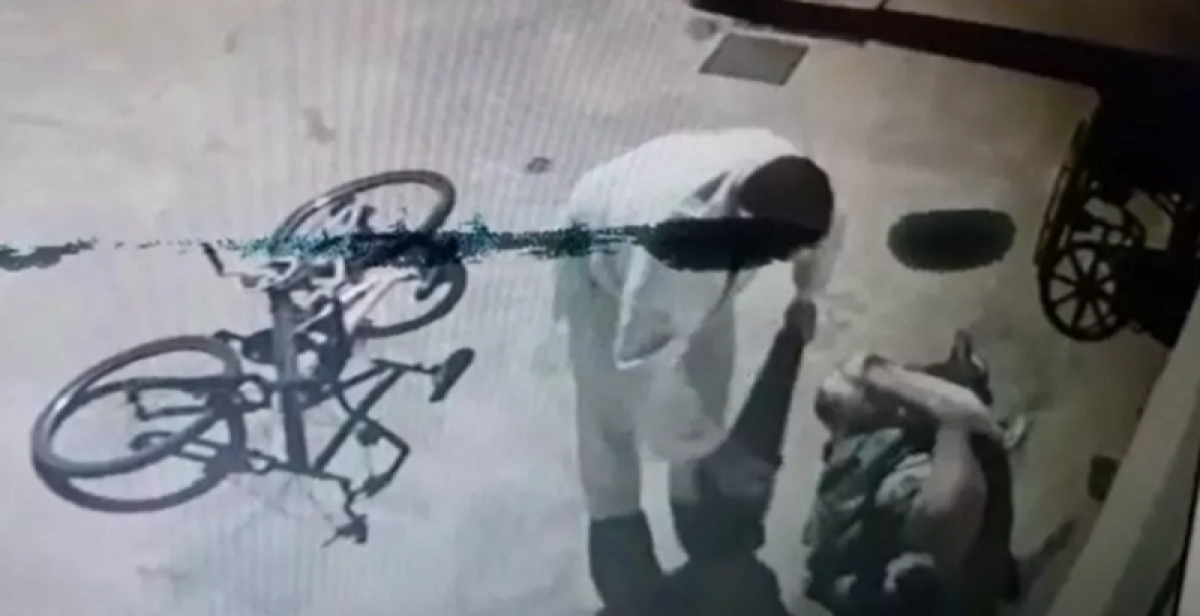 Ciclista anônimo ajuda idoso cadeirante que dormia nas ruas do MS