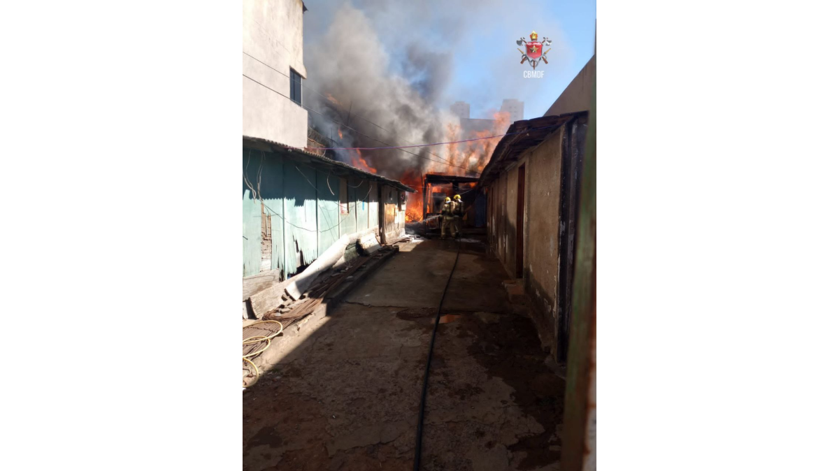 Incêndio atinge barracos de madeira em Taguatinga; Veja vídeo