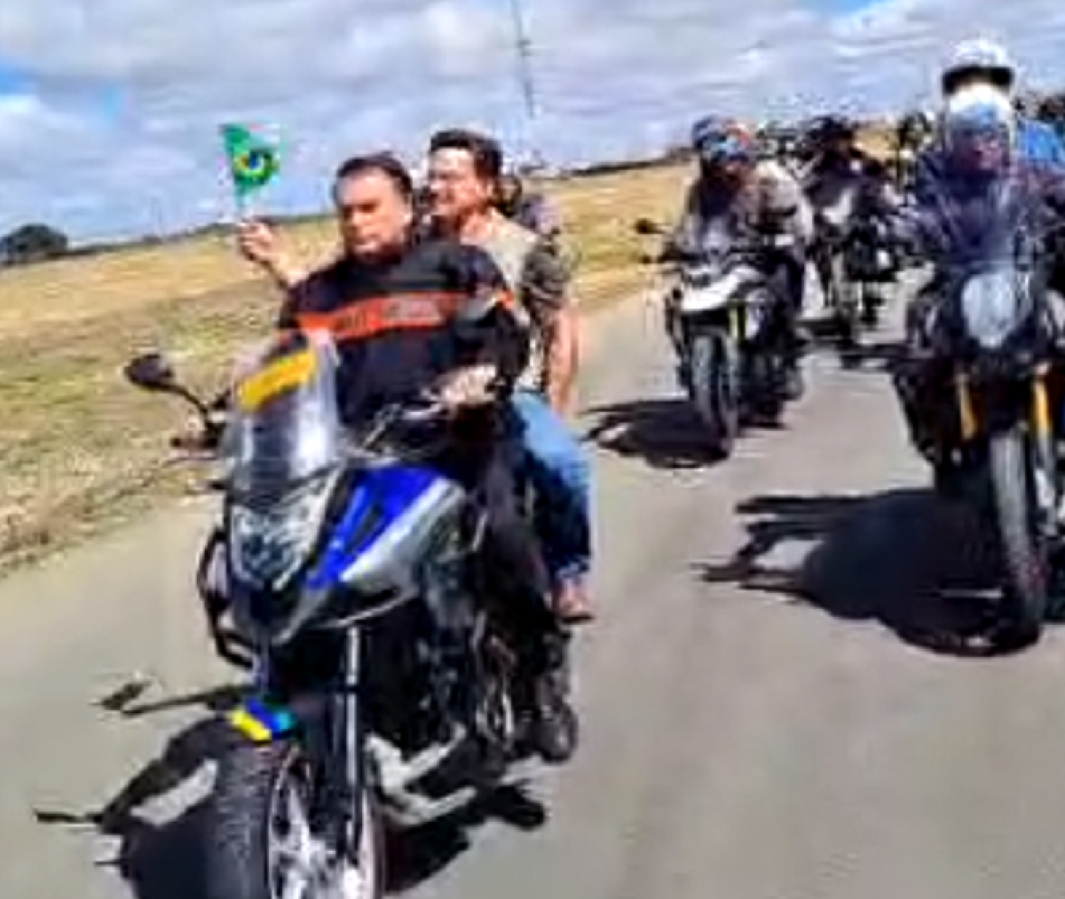 Bolsonaro tira foto com crianças nos ombros e diz: 