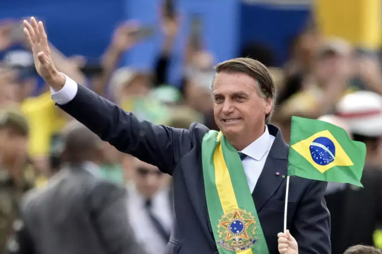 Confira o que Bolsonaro escreveu no livro de condolências da rainha