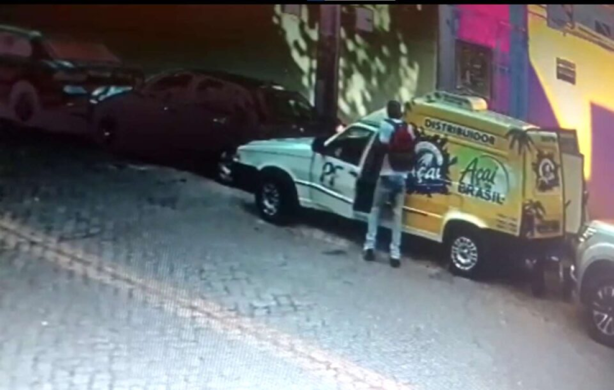 Vídeo: homem abre carro de entregas e rouba mochila com notebook em Governador Valadares