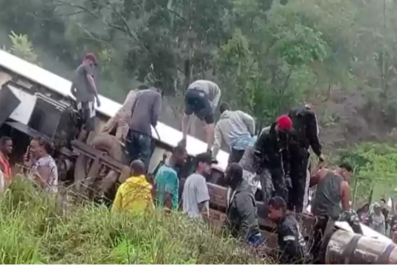 Vídeo: caminhão tomba e tem carga saqueada na BR-381