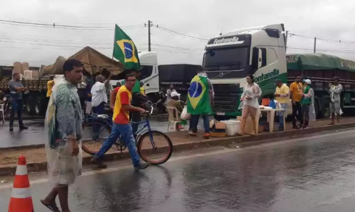 Bolsonaristas distribuem lanche para caminhoneiros em Montes Claros