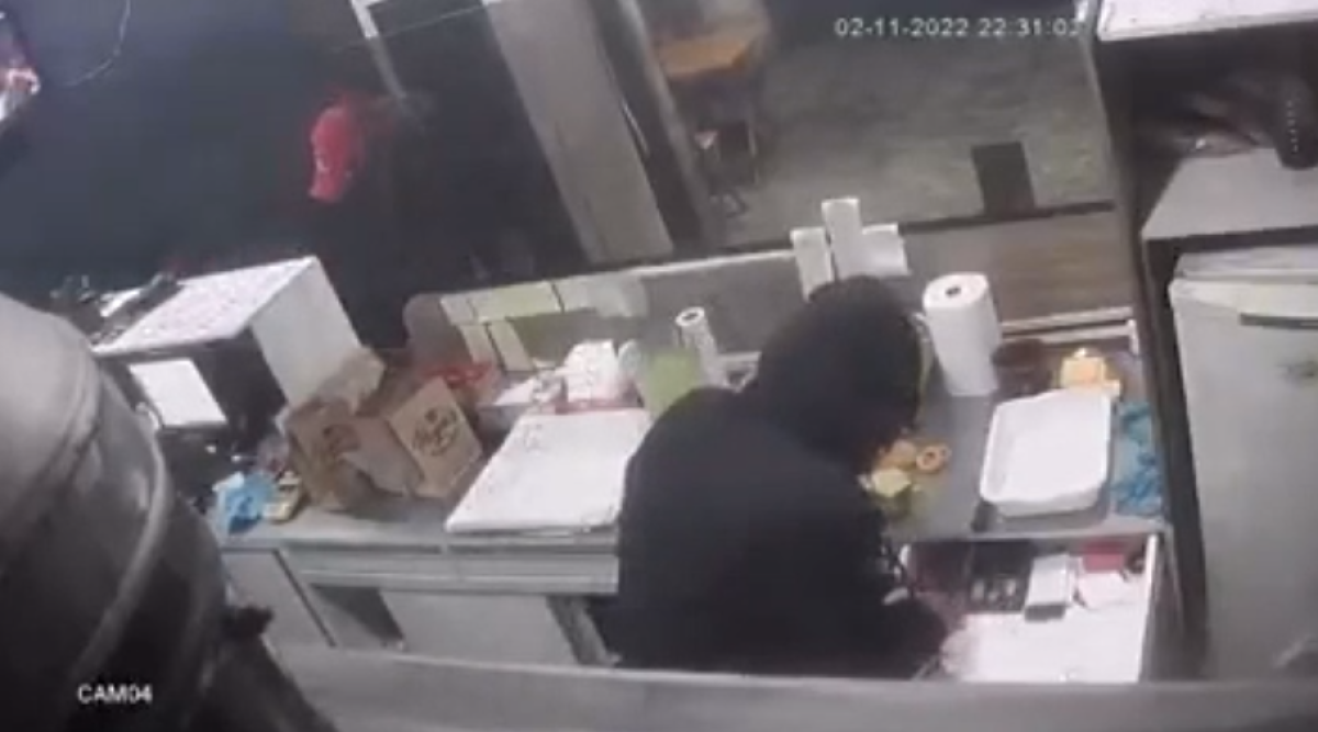 Câmeras flagram assaltante preparando hambúrguer durante roubo a lanchonete