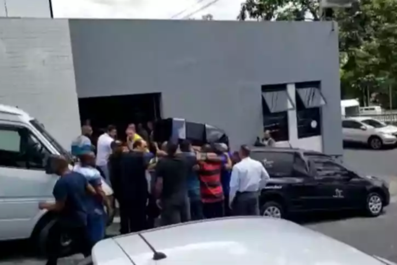 Corpo de Guilherme de Pádua deixa igreja sob aplausos