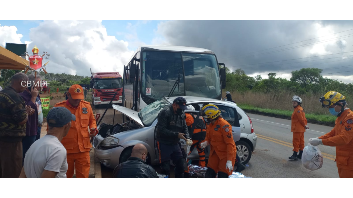 Acidente entre ônibus e carro deixa uma vítima morta no DF