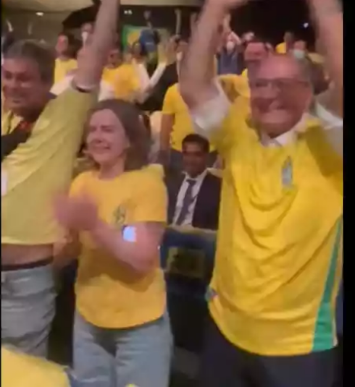 Vídeo: Alckmin e Gleisi vibram com gol do Brasil