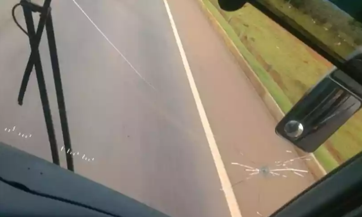 Ônibus do MTST é apedrejado a caminho de Brasília para posse de Lula
