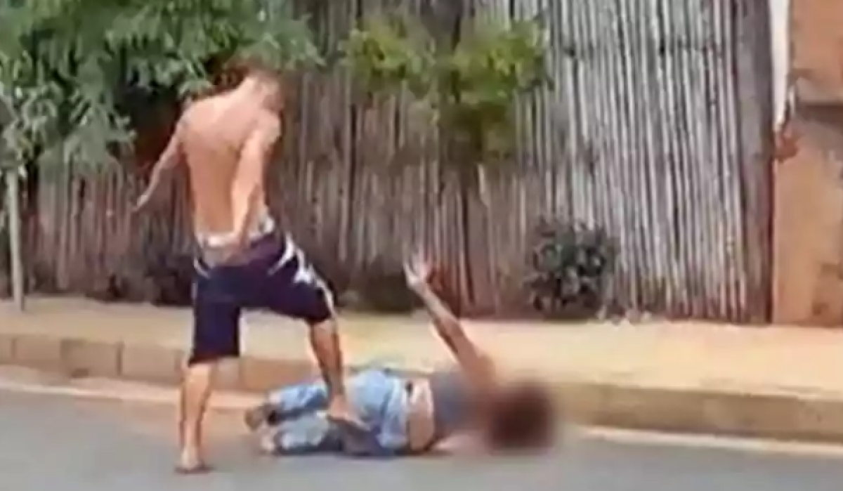 Vídeo: homem é preso por agredir namorada com socos e puxões de cabelo