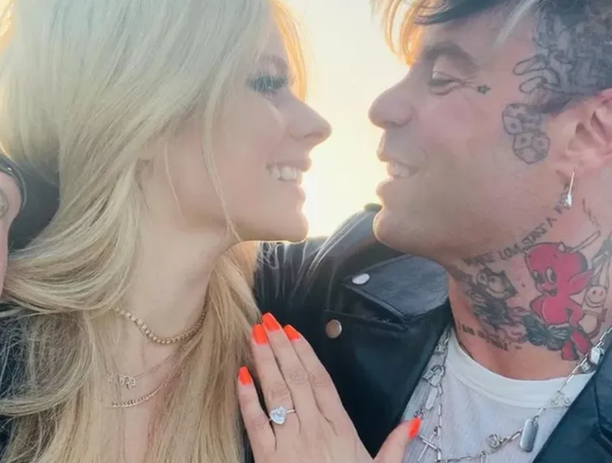 Noivado de Avril Lavigne chega ao fim após cantora jantar com Tyga, diz site