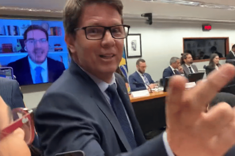 Mario Frias tenta pegar celular de jornalista durante comissão na Câmara