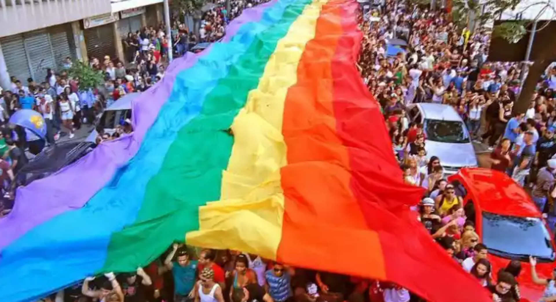 André Valadão é vaiado na Parada LGBT+: 'Não use igreja para nos diminuir'