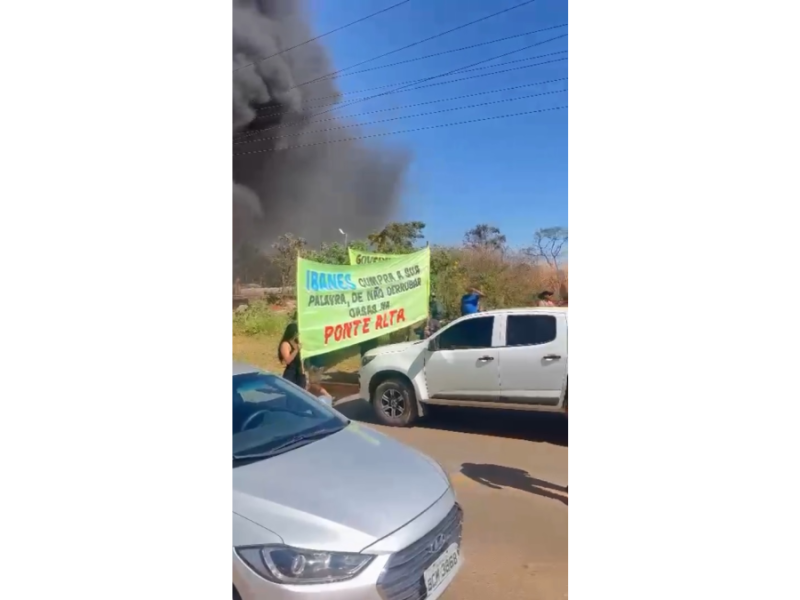 Manifestantes protestam durante operação do GDF contra lotes irregulares