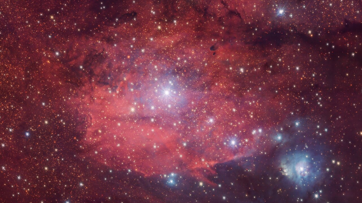 Foto de nebulosa avermelhada mostra estrelas em formação