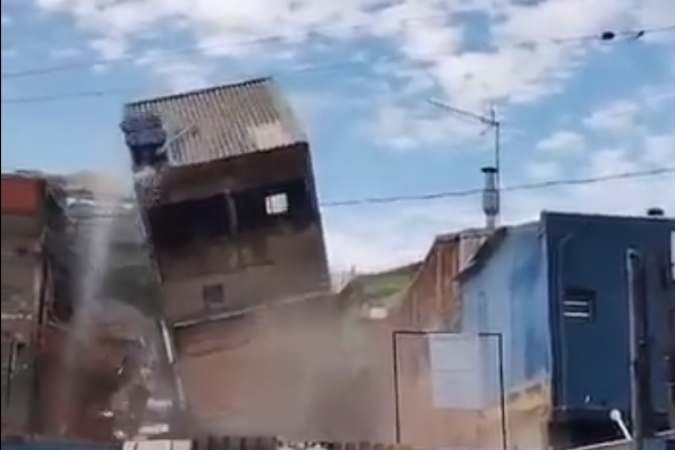 Vídeo mostra desabamento de casa em Taboão da Serra (SP)