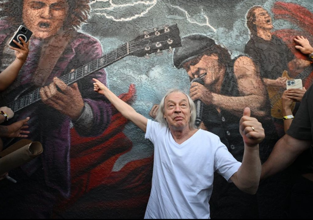 Angus Young marca presença em bar dedicado ao AC/DC