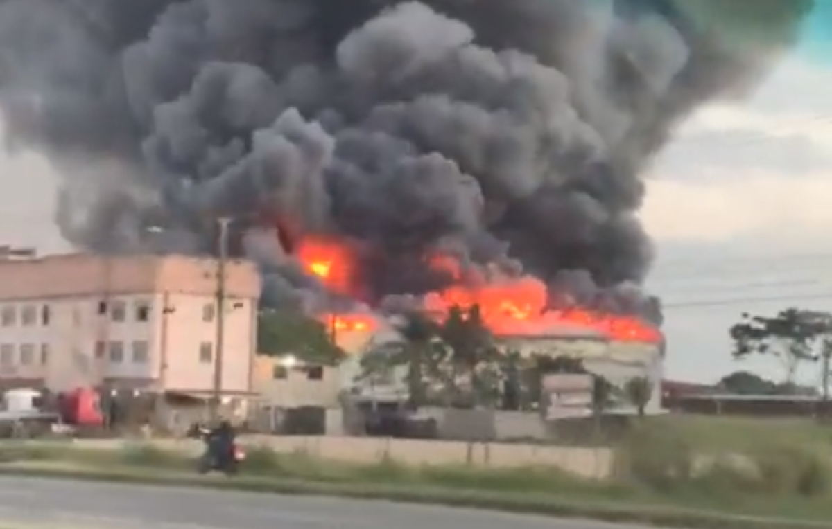 Incêndio atinge lojas e destrói 15 carros em Taguatinga, no DF