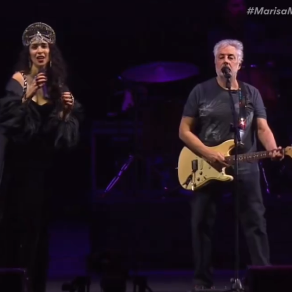 Marisa Monte chama Roberto de Carvalho ao palco e homenageia Rita Lee