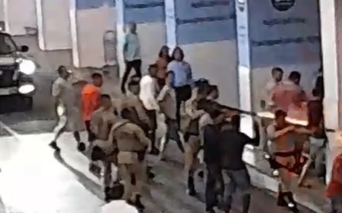 Elenco do Bahia é alvo de críticas em protesto da torcida em aeroporto