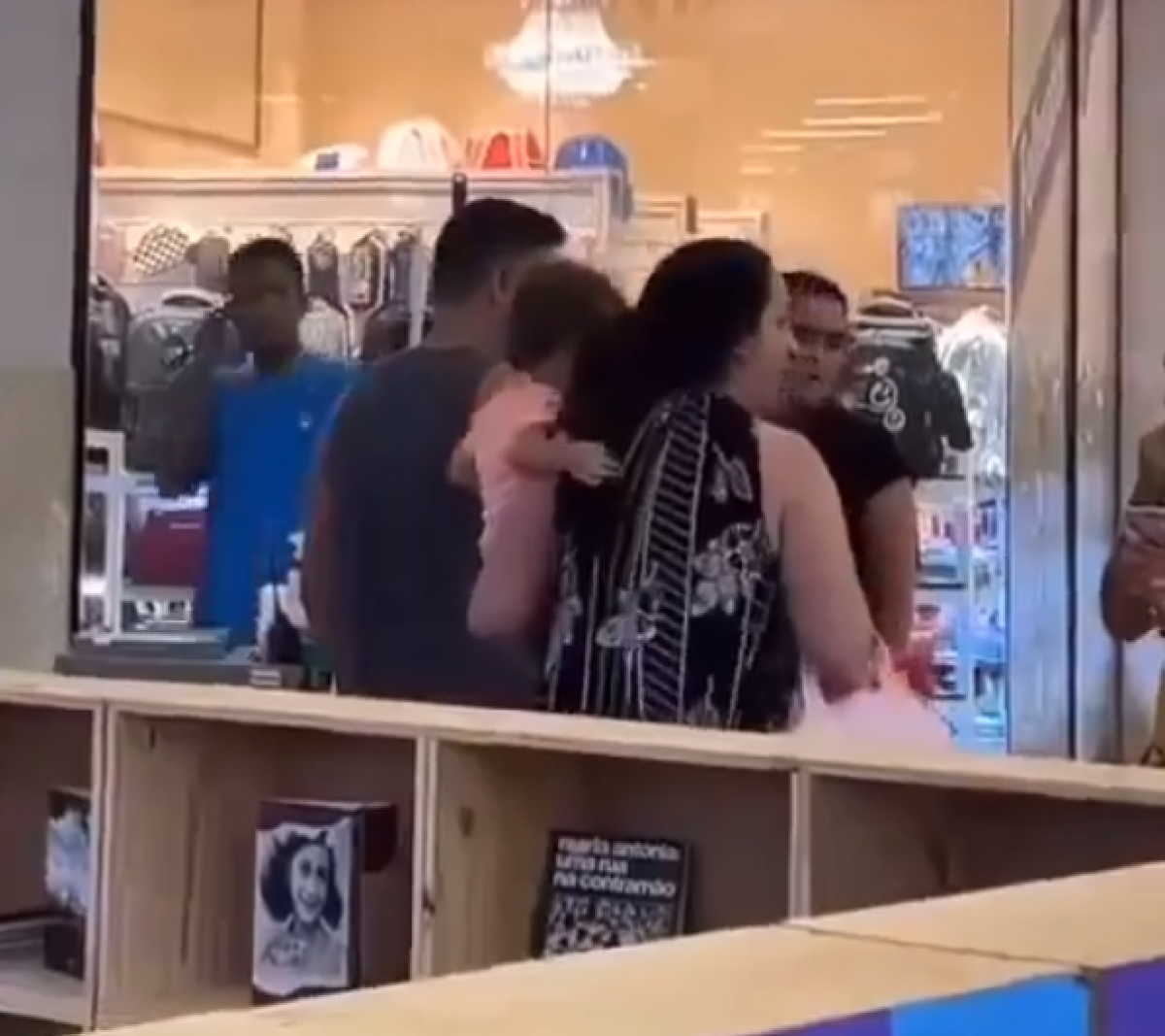 Faxineira é ofendida por cliente em shopping: 