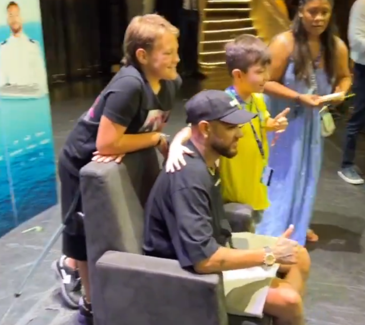 Após crítica, Neymar faz sessão de fotos com crianças em cruzeiro