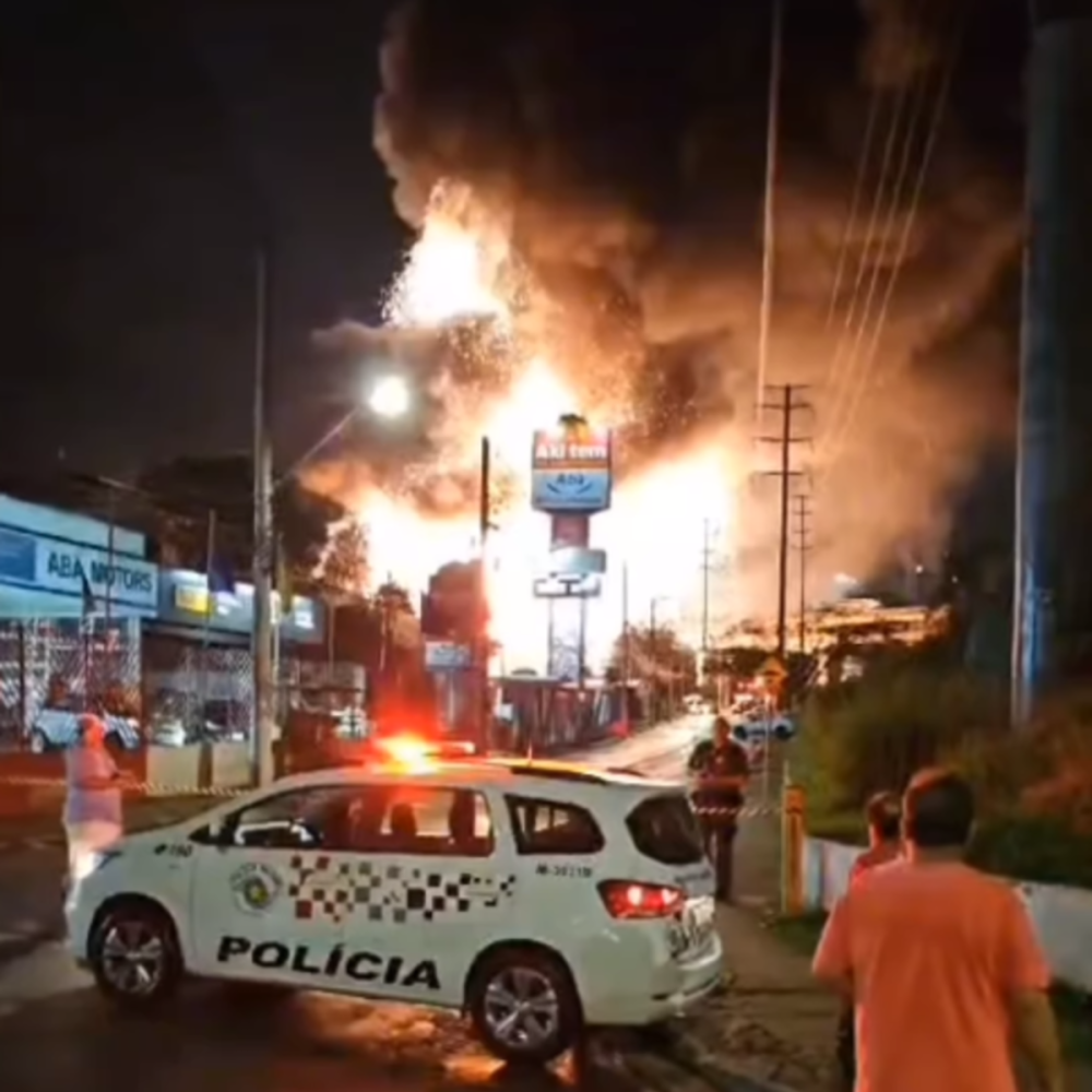 Incêndio de grandes proporções atinge fábrica de tintas em Embu das Artes