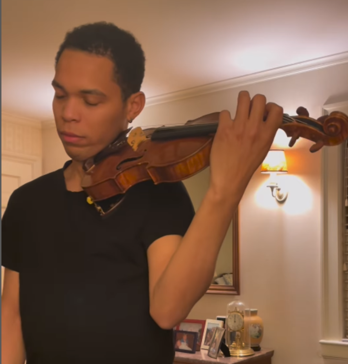 Quem é Nathan Amaral, violinista brasileiro que ganhou concurso nos EUA?
