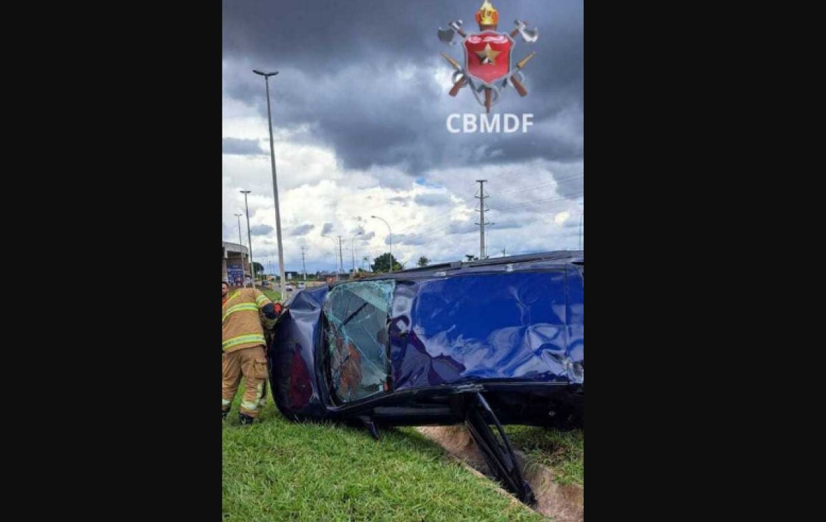 Carro sai da pista e capota após forte colisão em Santa Maria