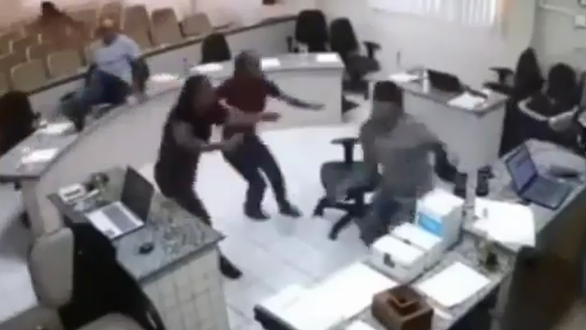 Vídeo flagra homem que atira em réu durante julgamento em Pernambuco